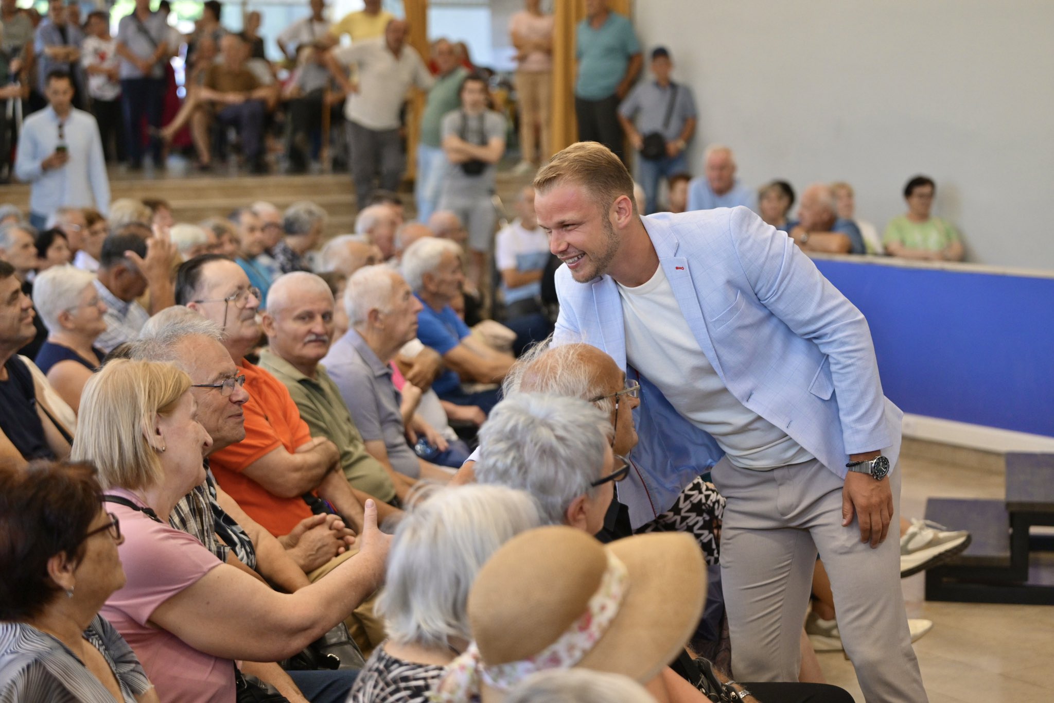 STANIVUKOVIĆ uručio nove kartice za besplatan javni prevoz penzionerima (FOTO)