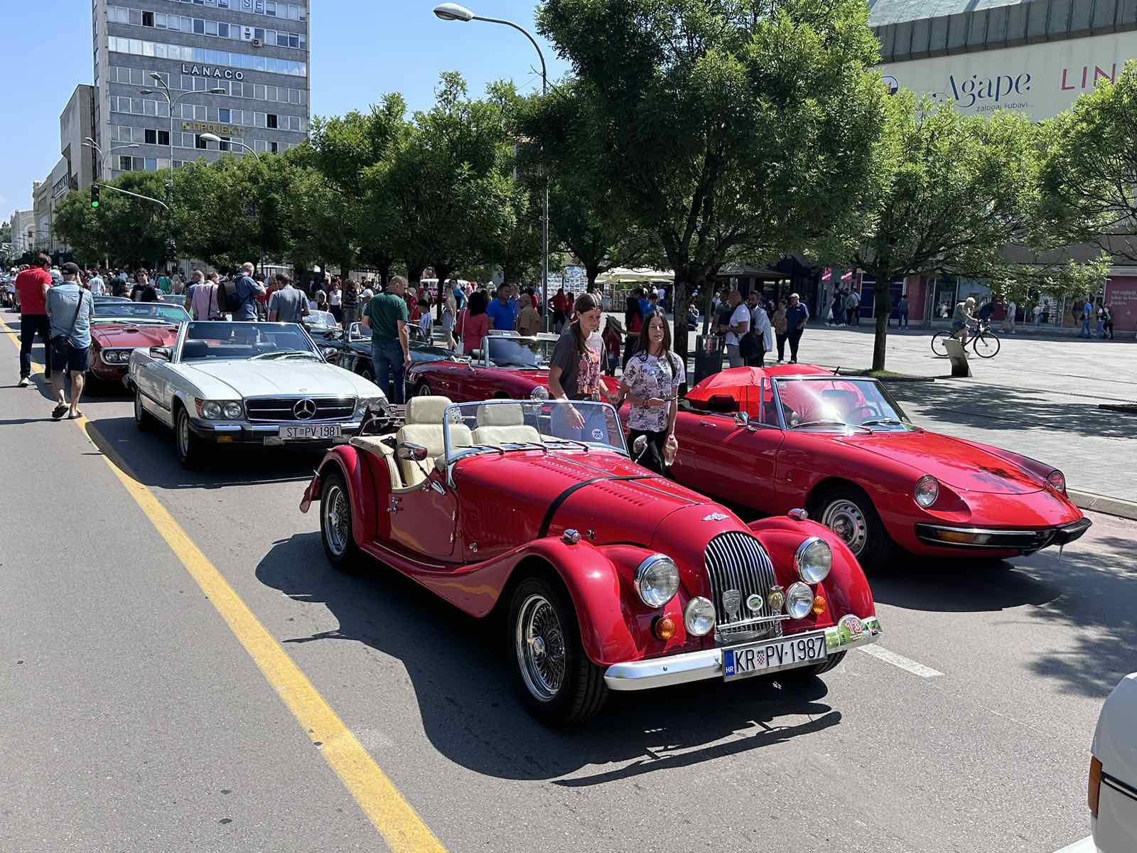 OLDTAJMERI KRASILI GRAD Veliko interesovanje za Međunarodni oldtajmer kabrio skup