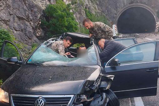 “Pružili smo prvu pomoć unesrećenom vozaču” Vojnici brzo INTERVENISALI prilikom nesreće u Mostaru