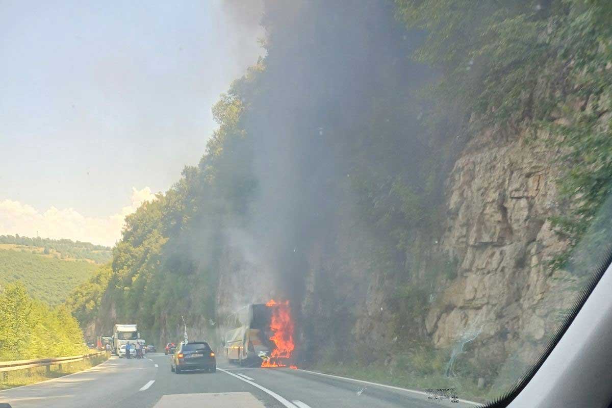 HAOS KOD MRKONJIĆ GRADA Gori autobus na sred puta, vatrogasci na licu mjesta