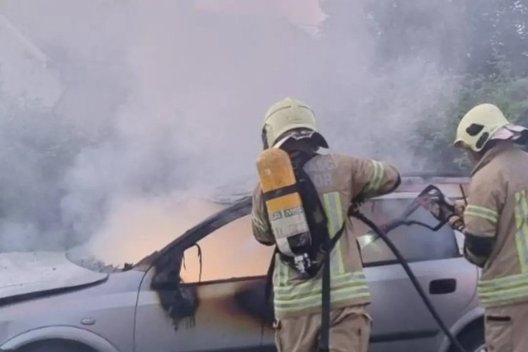 Detalji incidenta u Prijedoru: Auto zapalio nakon udara u stub rasvjete