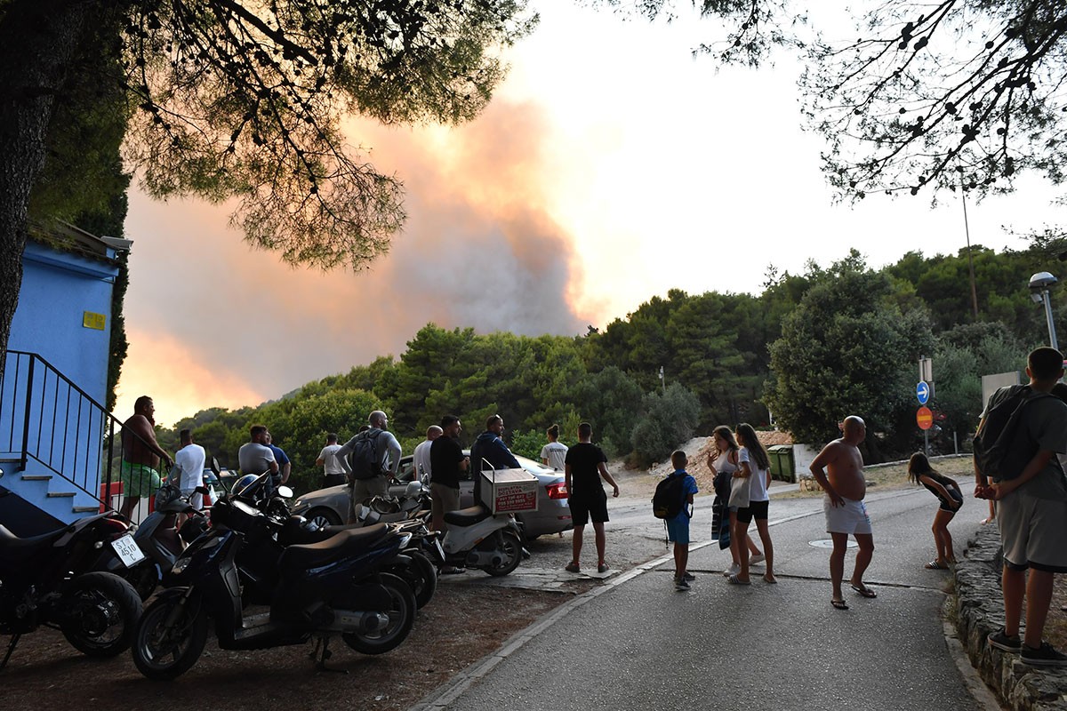 Evakuisani turisti u Hrvatskoj: “Neki su krenuli kući, ne znamo gdje ćemo noćiti”