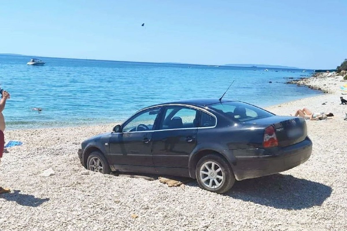 PAROLA SNAĐI SE Umjesto peškira, na plaži ostavili auto