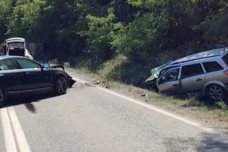 POVRIJEĐENO 5 OSOBA Teška saobraćajna nesreća na magistralnom putu, sudar 2 automobila