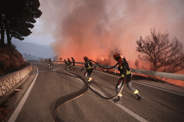 Dramatično u Hrvatskoj: Vatra se širi prema Nacionalnom parku Krka, zahvatila kuće (FOTO, VIDEO)