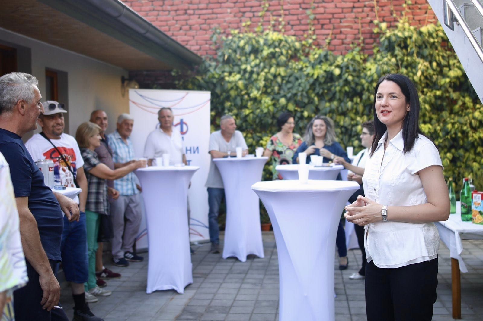 SAMOPROGLAŠENA PREDSJEDNICA se u Novoj Varoši družila sa stolovima, jer niko od mještana NIJE DOŠAO (FOTO)