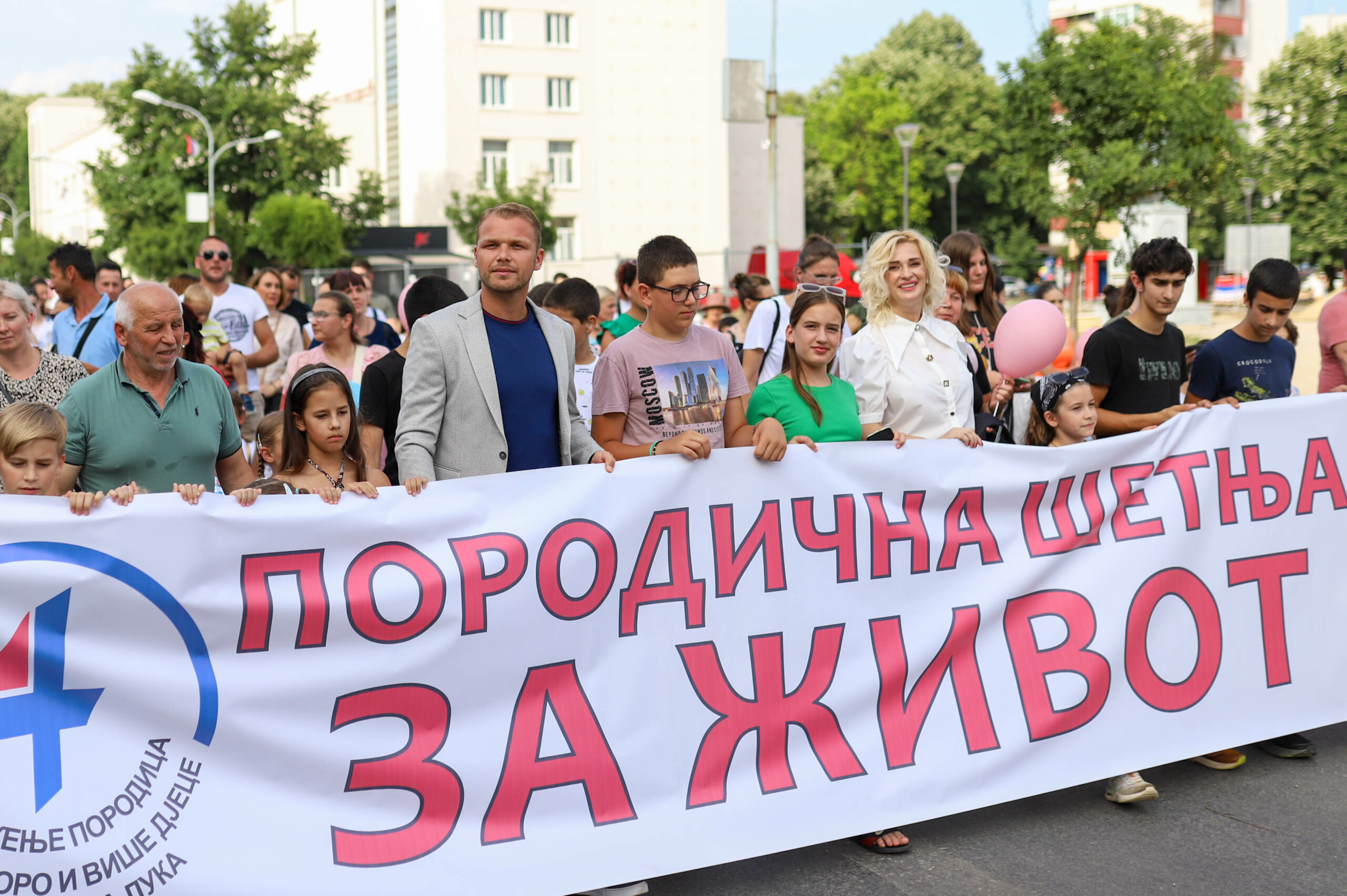 “BANALUKA PRUŽA SIGURNOST PORODICI” Veliki broj građana prisustvovao “Konferenciji beba” i “Porodičnoj šetnji” (FOTO)