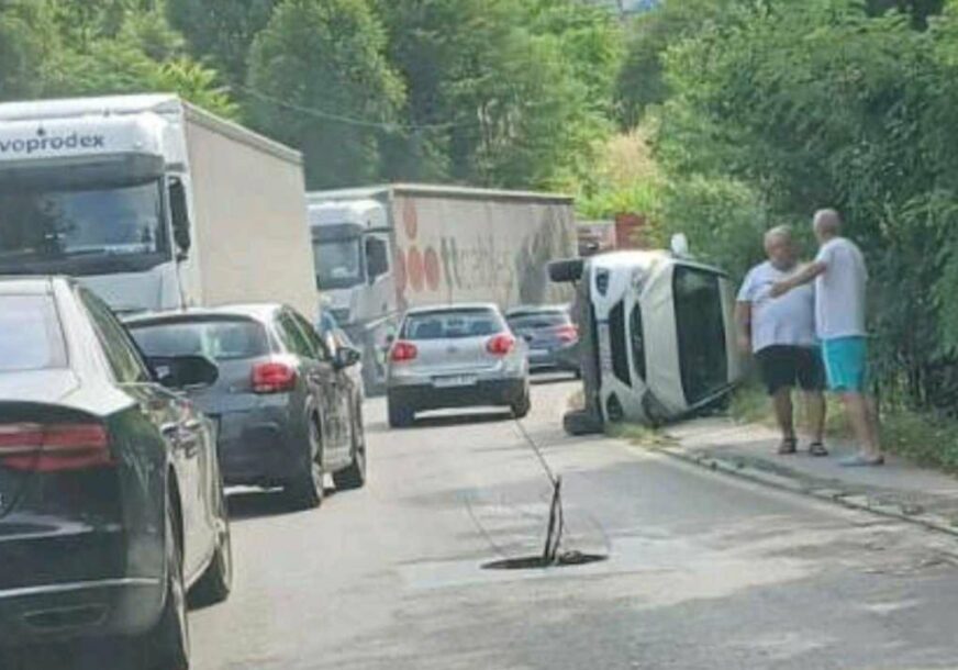 Nesreća u Banjaluci: Automobil upao u šaht, pa se prevrnuo