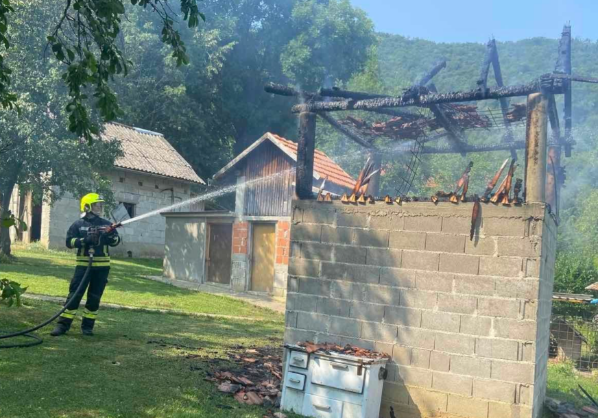 Vatrogasci gasili požar: Gorjela sušana u banjalučkom naselju (FOTO)