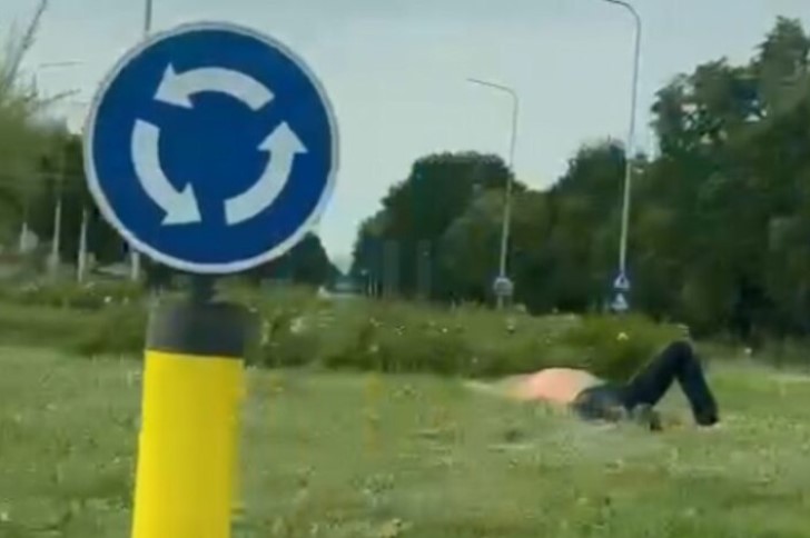 Spavanje u kružnom toku: Pogledajte hit snimak iz Banjaluke (VIDEO)