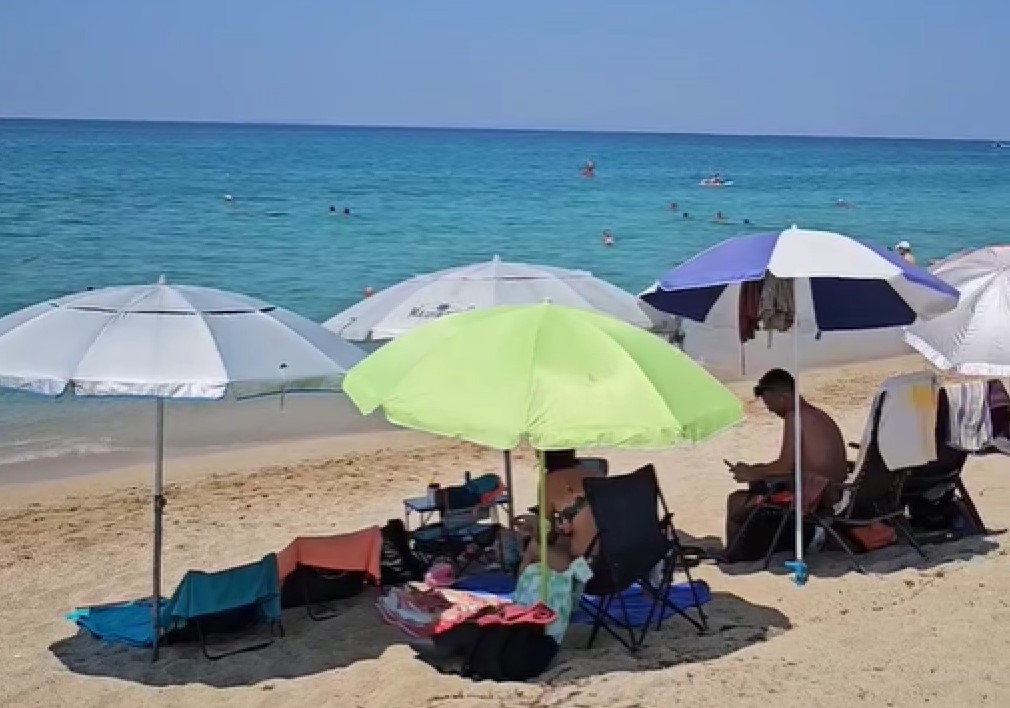 Turisti šokirani prizorima na plažama: Peku paprike, imaju slavski sto i ogovaraju selo