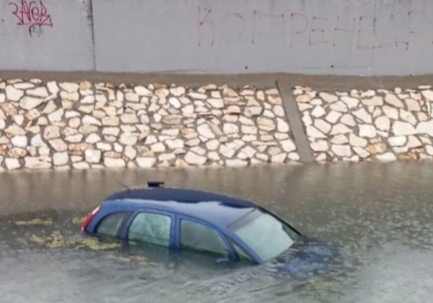 Nesreća u Bijeljini: Automobil završio u kanalu