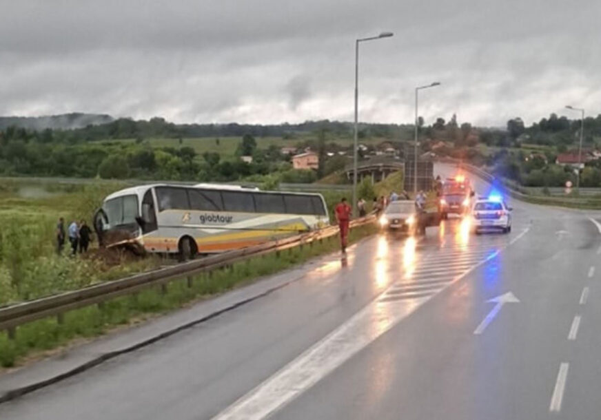 AUTOBUS SLETIO S PUTA U saobraćajnoj nesreći kod Prnjavora povrijeđeno 5 osoba (VIDEO)