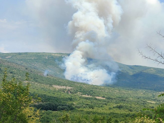 Vatrogasci i Helikopterski servis zaustavili vatru kod Ljubinja na 300 metara od kuća VIDEO