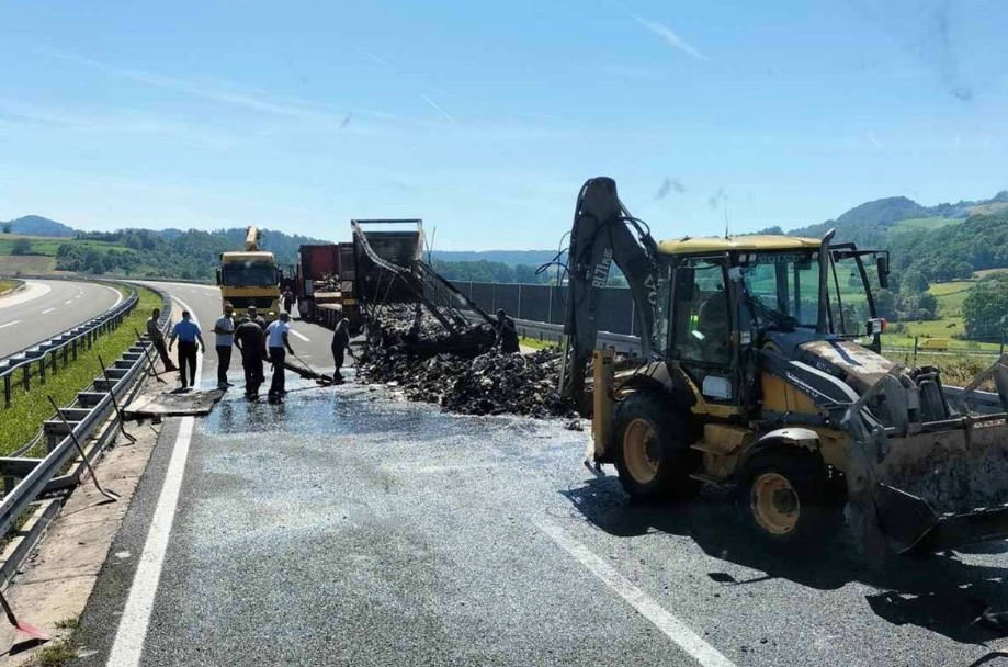 Detalji požara na auto-putu “9. januar”: Vozač OTKAČIO PRIKOLICU KAMIONA nakon što je vidio da gori