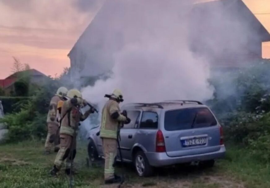 Hapšenje u Prijedoru: Nakon nesreće u dvorištu kuće zapalio auto (FOTO)