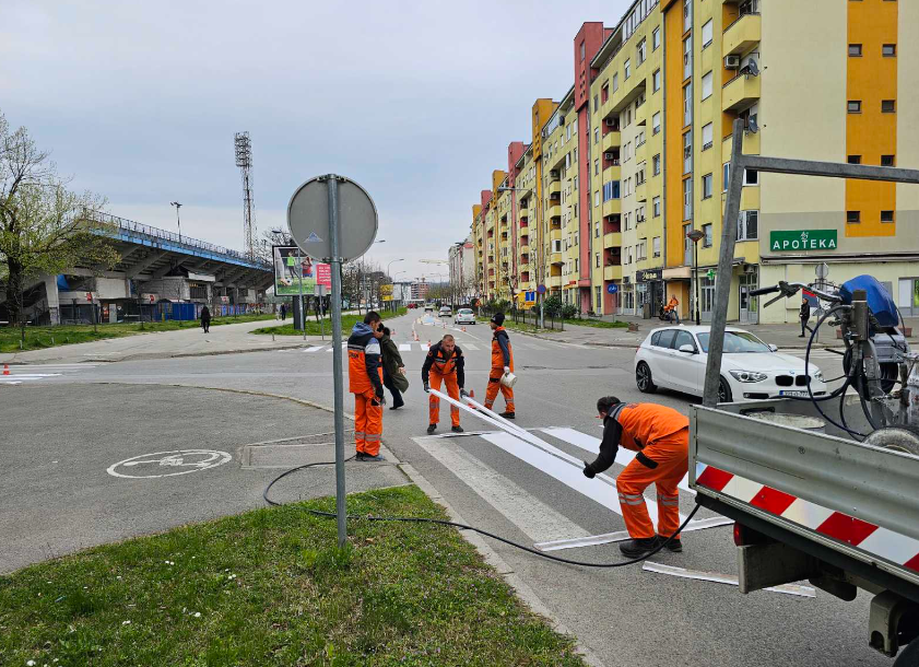 RADOVI NA PUTU U toku iscrtavanje saobraćajne signalizacije na području Banjaluke