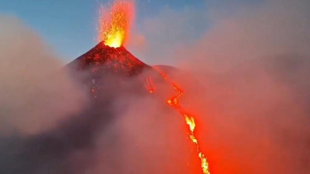 ERUPCIJA: Iz vulkana Etna tekla lava (VIDEO)