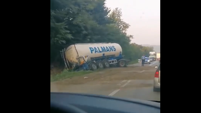 Nezgoda kod Doboja: Cisternom sletio sa puta (VIDEO)