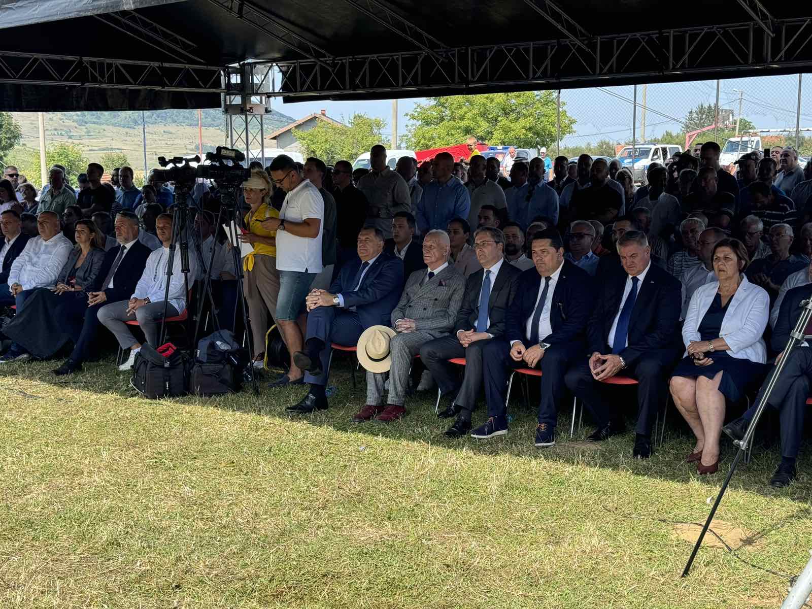 Završen program Kočićevog zbora, zvanice krenule ka šatorima (VIDEO)