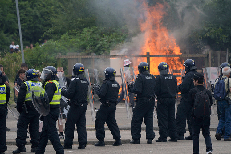 Čak 6.000 britanskih policajaca spremno za nerede, očekuju se nova hapšenja