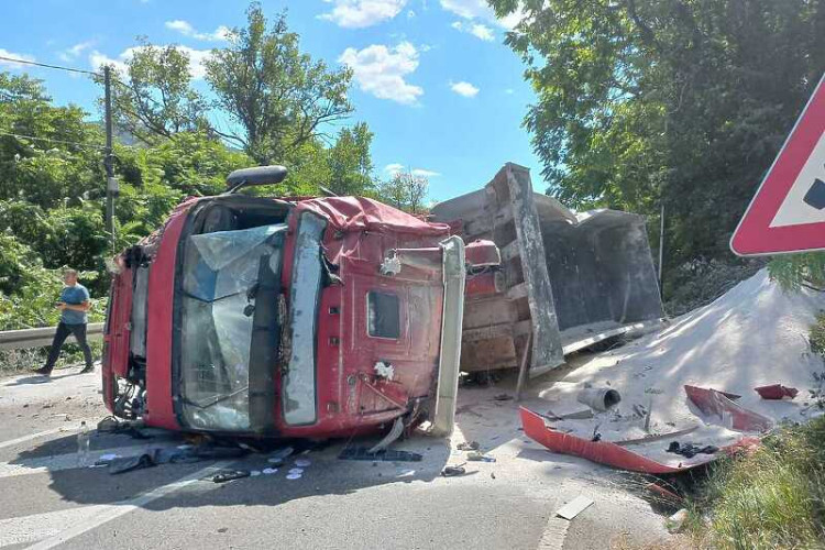 Detalji udesa u Banjaluci: Povrijeđena jedna osoba prilikom prevrtanja šlepera