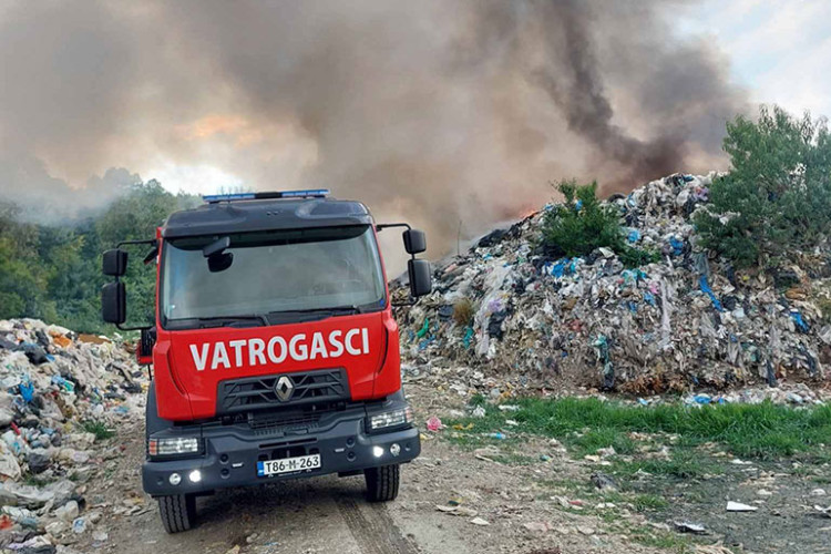 Vatrogasci u Kotor Varošu danima gase požar na deponiji: Građane guše dim i smrad