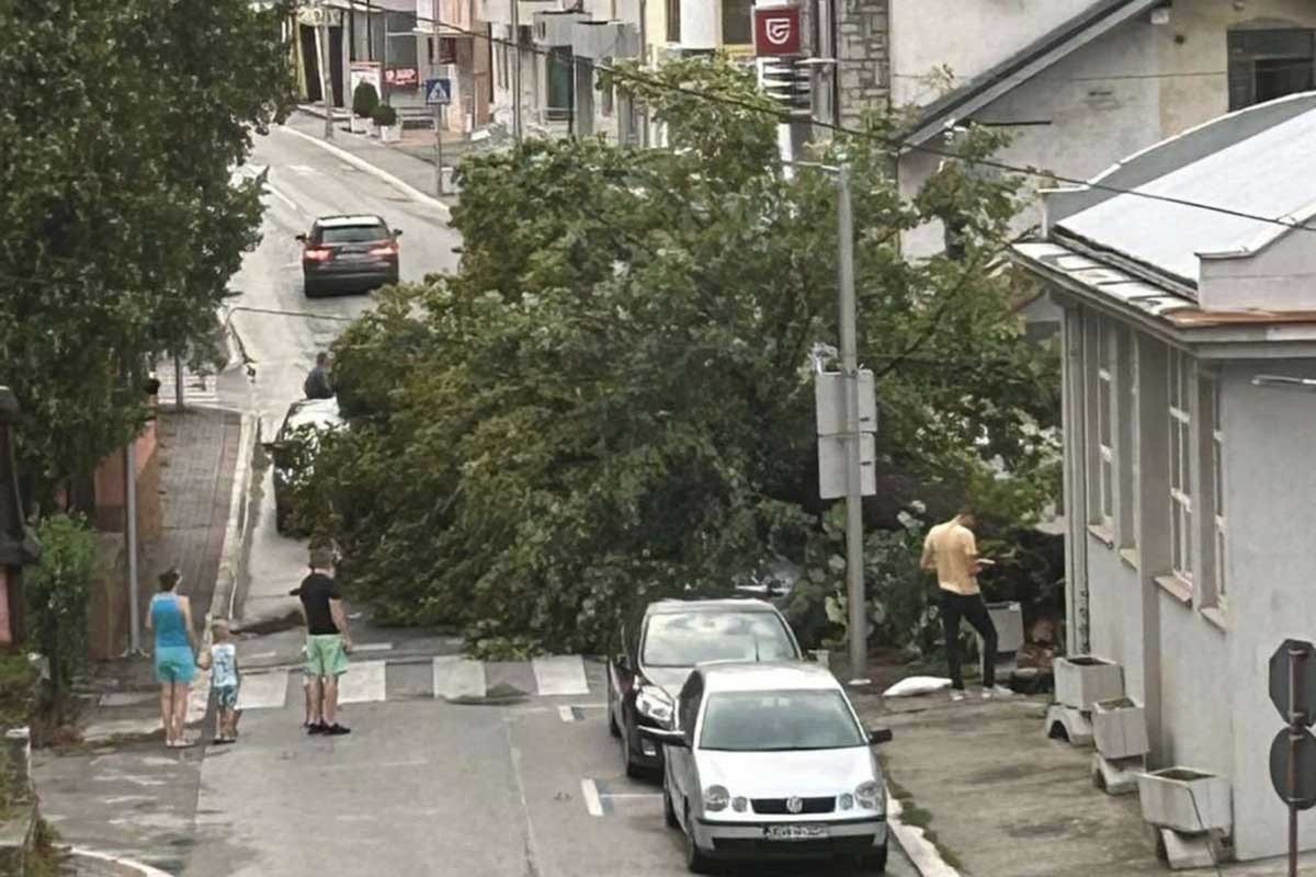 Olujno nevrijeme stiglo u BiH (FOTO)