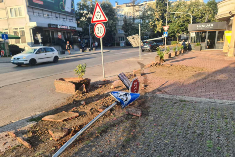 Haos u banjalučkom naselju: Polomljeni saobraćajni znakovi i žardinjere