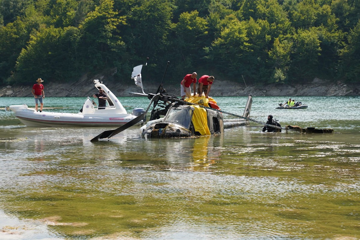 Izvučen helikopter Oružanih snaga BiH iz Jablaničkog jezera (VIDEO)