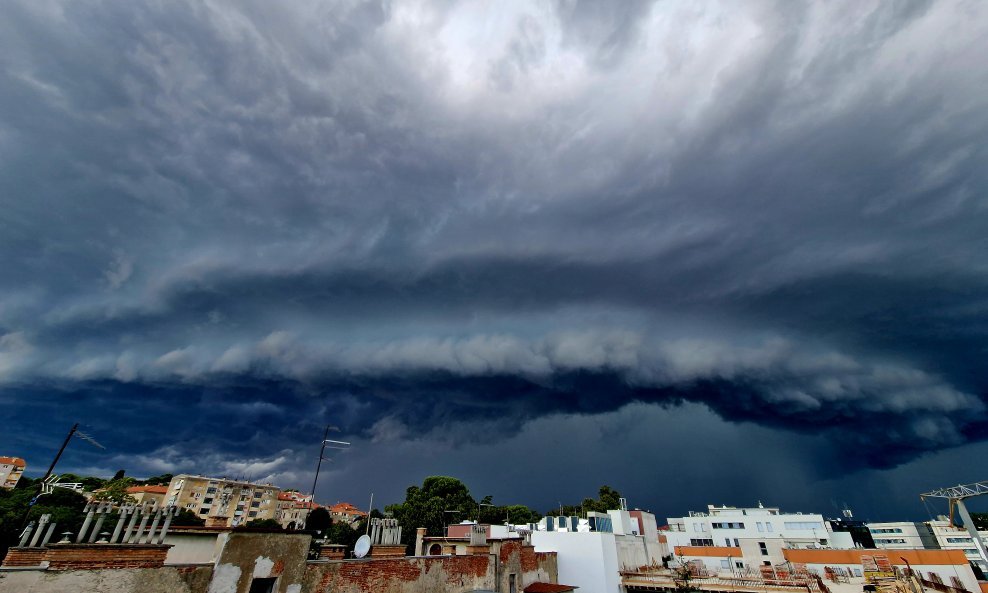 TEMPERATURNI ŠOK Nevrijeme u Istri spustilo temperaturu sa 35 na 17 stepeni