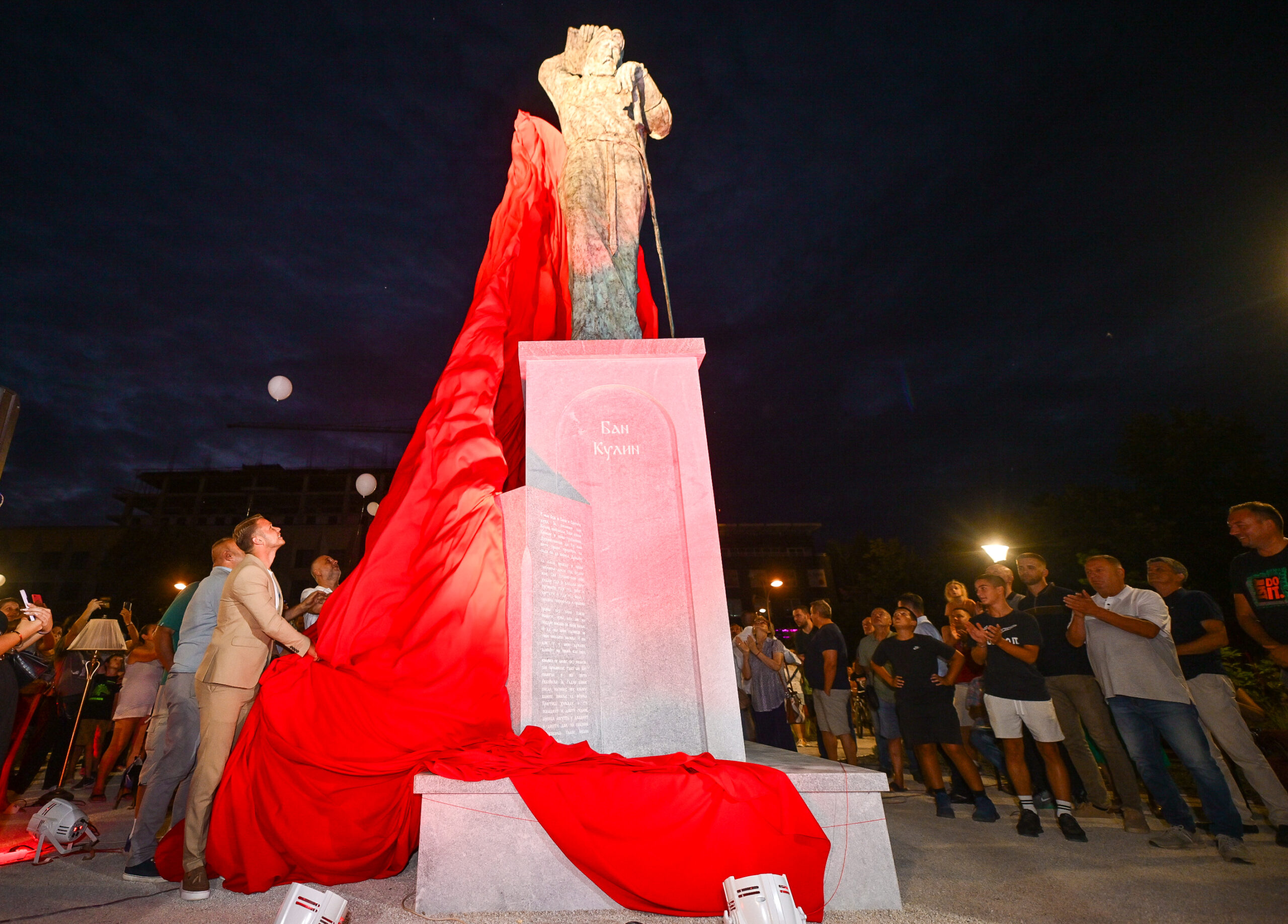 Svečano otvoren “Park knjige”: Novu oazu u centru grada krasi i Spomenik Kulinu banu (FOTO)