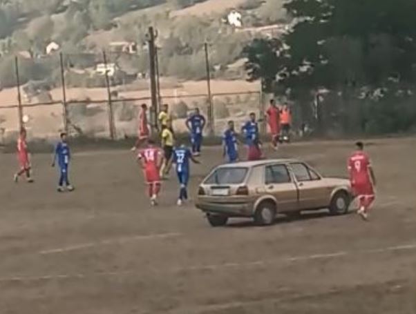 NEVJEROVATNA SCENA U ČAJNIČU Navijač parkirao “golfa” nasred terena i prekinuo meč Kupa Republike Srpske (VIDEO)