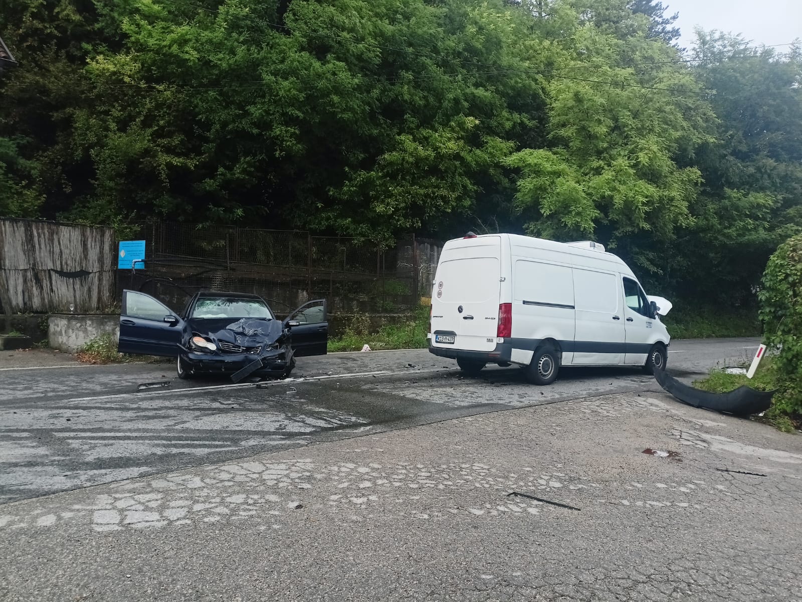 U sudaru “mercedesa” i kombija povrijeđene dvije osobe