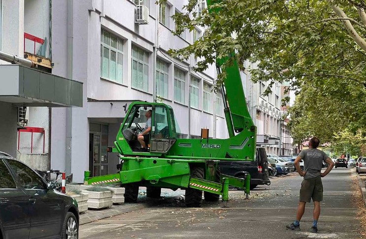 Sa zgrade u Banjaluci pršti staklo (VIDEO)