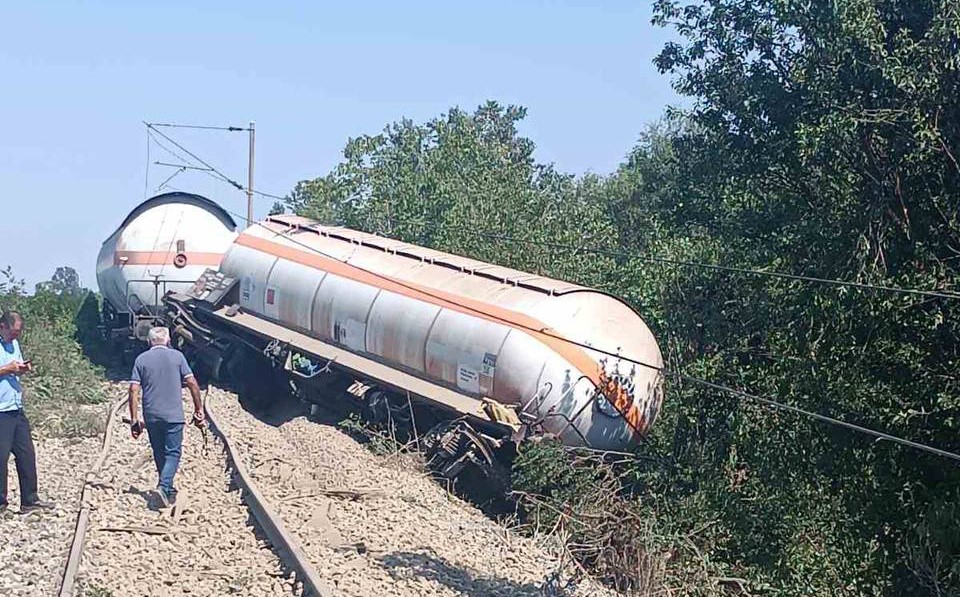 Iskliznuo vagon sa pruge: Ekipe ŽRS na terenu (FOTO)