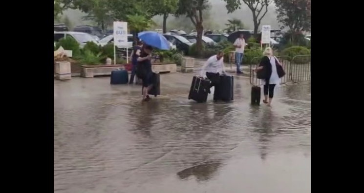 Razorno nevrijeme u Crnoj Gori: Blokiran aerodrom, putnici s koferima hodaju kroz vodu (VIDEO)