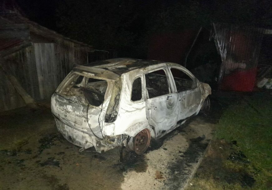 Intervenisali vatrogasci: Automobil u potpunosti izgorio u Banjaluci (FOTO)