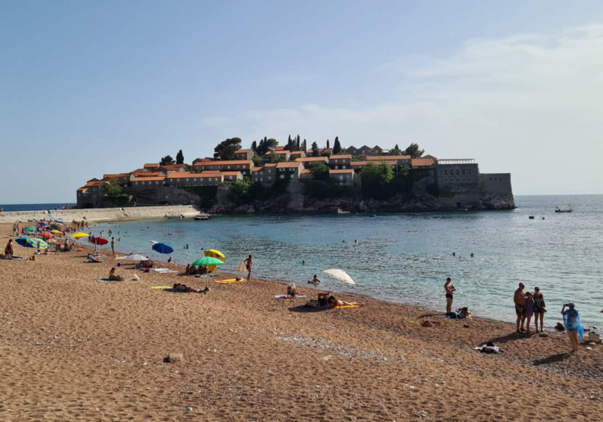 JEZIVO SKUPO Ovo je najluksuznija plaža u Crnoj Gori, od cijena ležaljki, hrane i pića mnogima se vrti u glavi