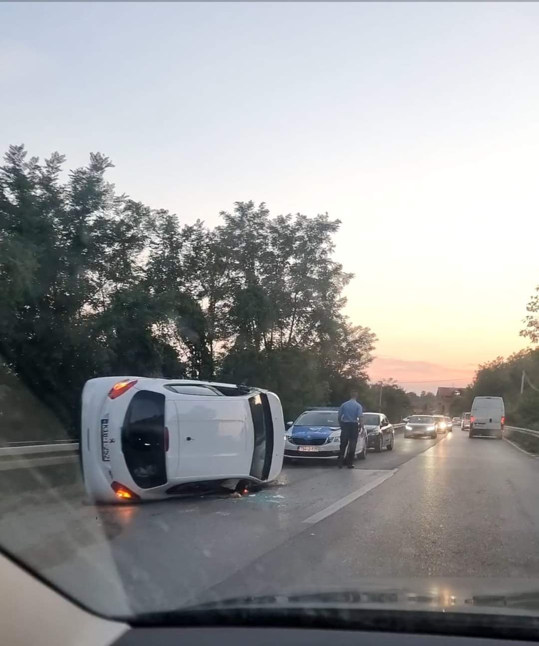 Vozač “pežoa” lakše povrijeđen u prevrtanju vozila