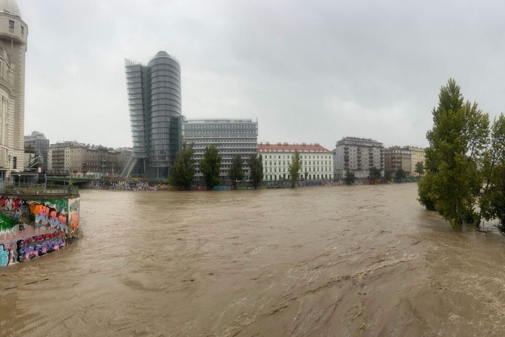 Poplave u Austriji: Beč pod vodom, spasioci evakuišu građane (FOTO)