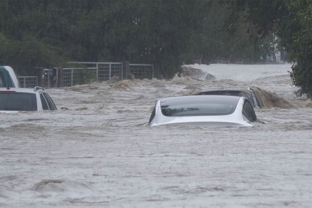 DRAMATIČNO: Na putevima u Beču automobili pod vodom (VIDEO)