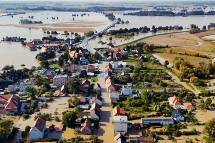 Vodeni talas ide Dunavom – Poljska i Mađarska u trci s vremenom (VIDEO)