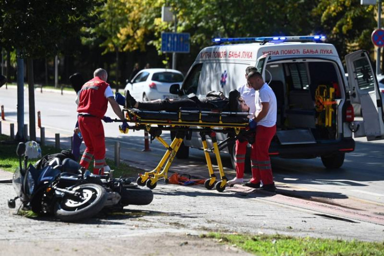 Policija o nesreći u Banjaluci: Povrijeđeni motociklista prevezen