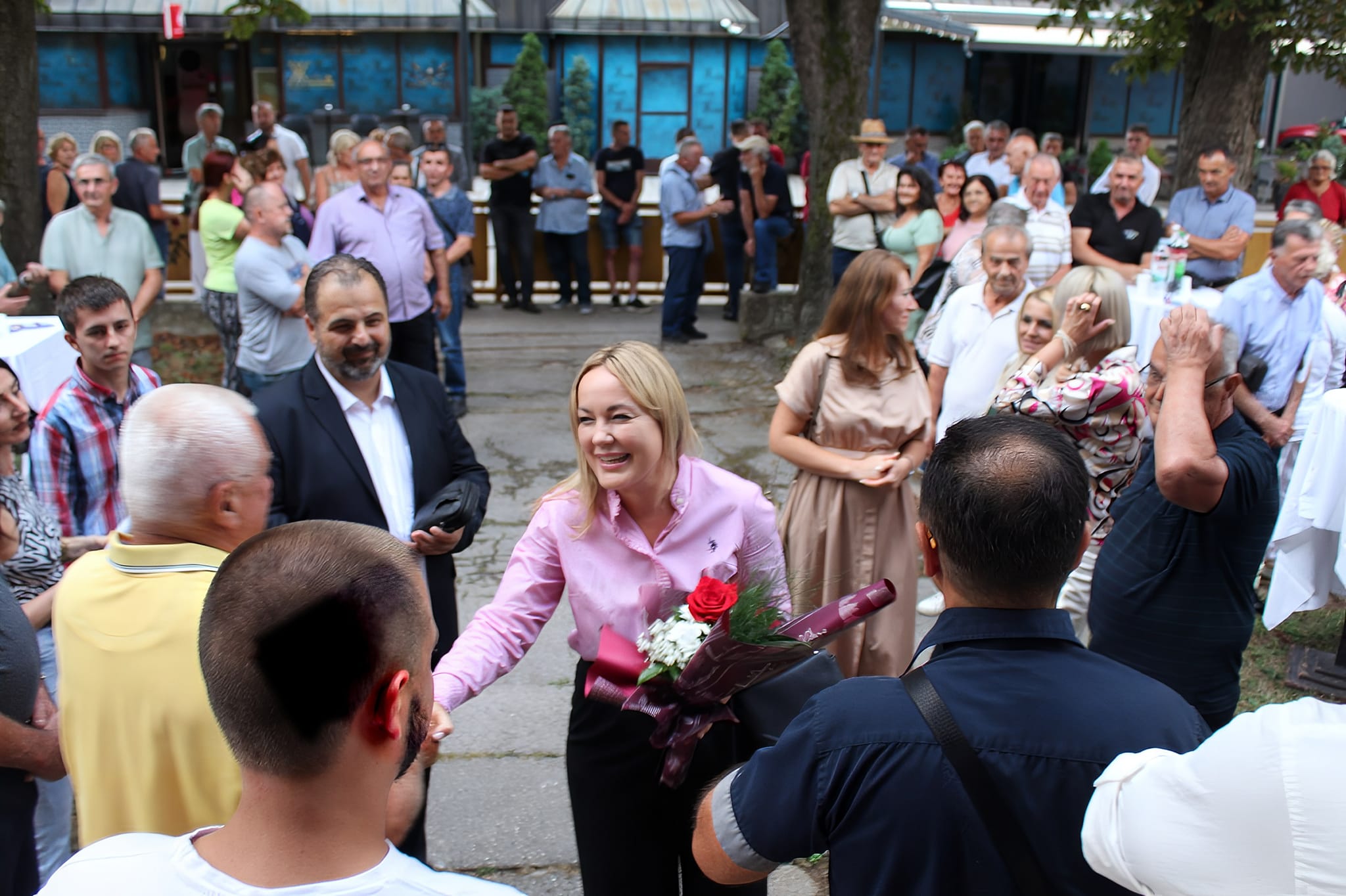 “SPREMNI SMO PREUZETI ODGOVORNOST” Dragojević Stojić započela kampanju za gradonačelnika Prijedora (FOTO)