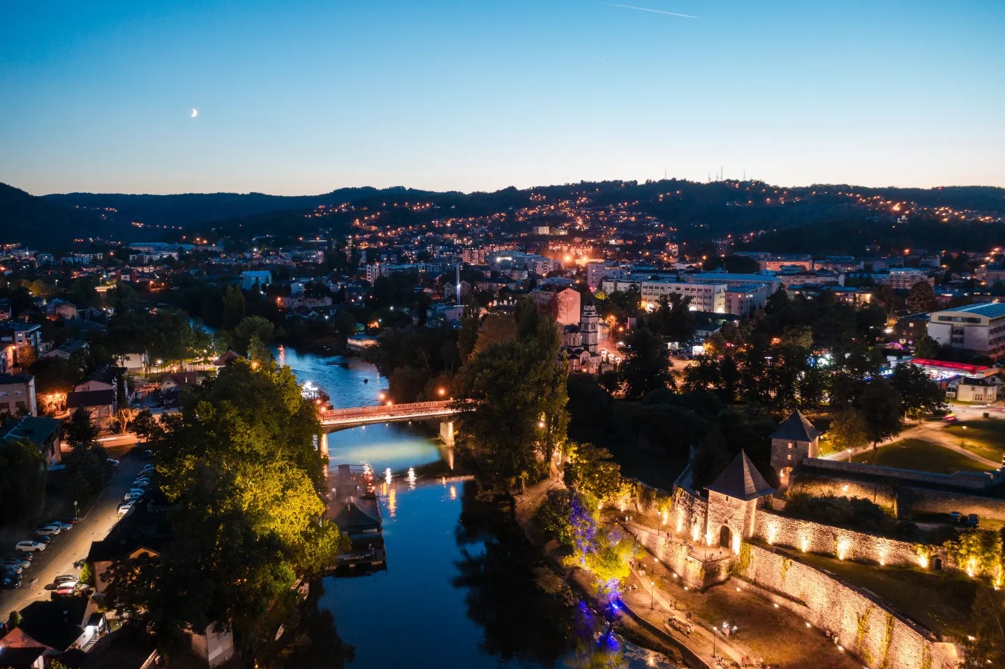 Prvi put zasijao i Gradski most: Banjaluka dobila novu dionicu šetališta uz rijeku Vrbas (FOTO)