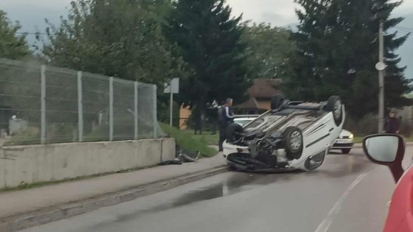 Automobil završio na krovu, ima povrijeđenih, nastale gužve