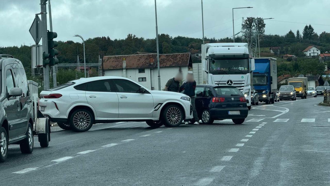 SUDAR DVA VOZILA na magistralnom putu Banjaluka-Prijedor