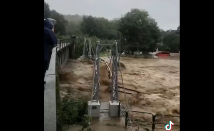 DRAMATIČNI SNIMCI IZ POLJSKE: Građanima naređeno da bježe na brda (VIDEO)