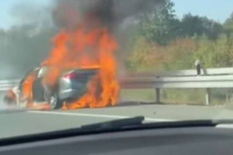 Vatra progutala automobil, u plamenu nestao „BMW“